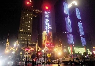 昨晚8點(diǎn)，南濱路上LED大屏“宏哥我要嫁你”。